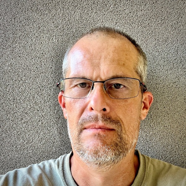 JÁNOS SZEGVÁRI Péter